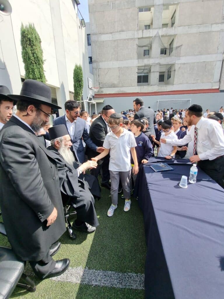 מקסיקו קיבלה בהתרגשות פני את חכם ניסים בן שמעון