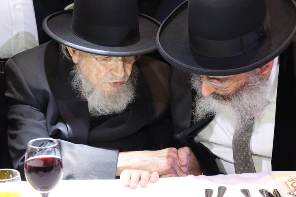 אדמו"רים הראשל"צ וחברי ה'מועצת': המונים בחתונת בתו של הרב ישראל אברג'ל | גלריה מרהיבה