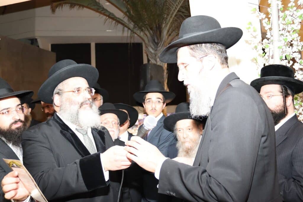 אדמו"רים הראשל"צ וחברי ה'מועצת': המונים בחתונת בתו של הרב ישראל אברג'ל | גלריה מרהיבה