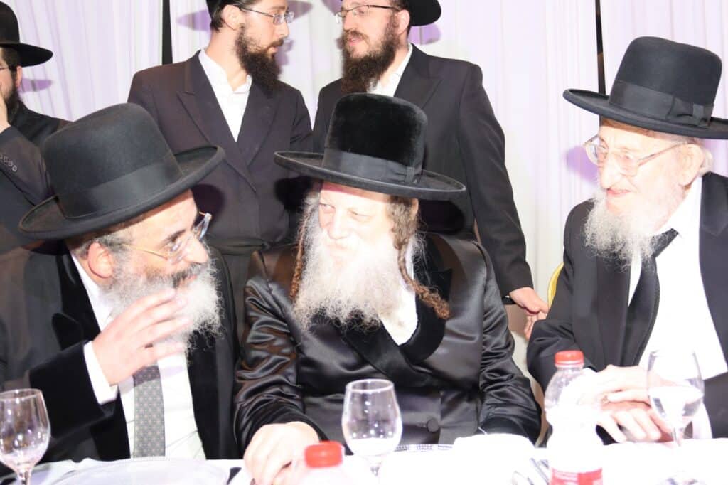 אדמו"רים הראשל"צ וחברי ה'מועצת': המונים בחתונת בתו של הרב ישראל אברג'ל | גלריה מרהיבה