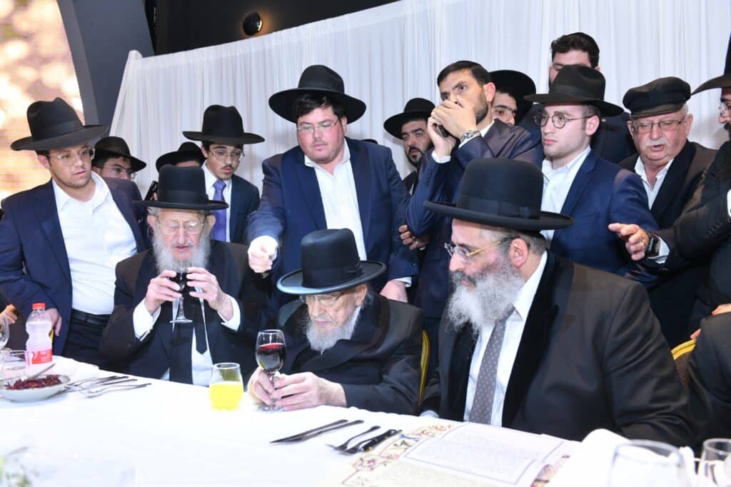 אדמו"רים הראשל"צ וחברי ה'מועצת': המונים בחתונת בתו של הרב ישראל אברג'ל | גלריה מרהיבה