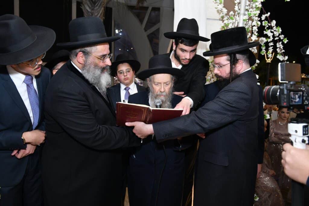 אדמו"רים הראשל"צ וחברי ה'מועצת': המונים בחתונת בתו של הרב ישראל אברג'ל | גלריה מרהיבה