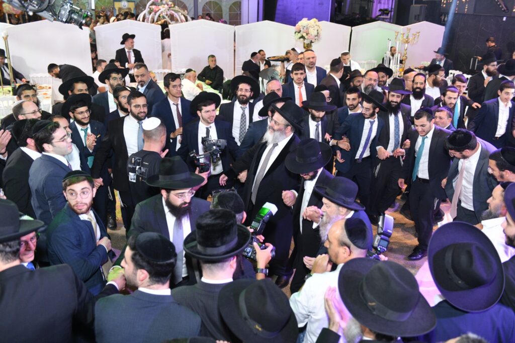 אדמו"רים הראשל"צ וחברי ה'מועצת': המונים בחתונת בתו של הרב ישראל אברג'ל | גלריה מרהיבה