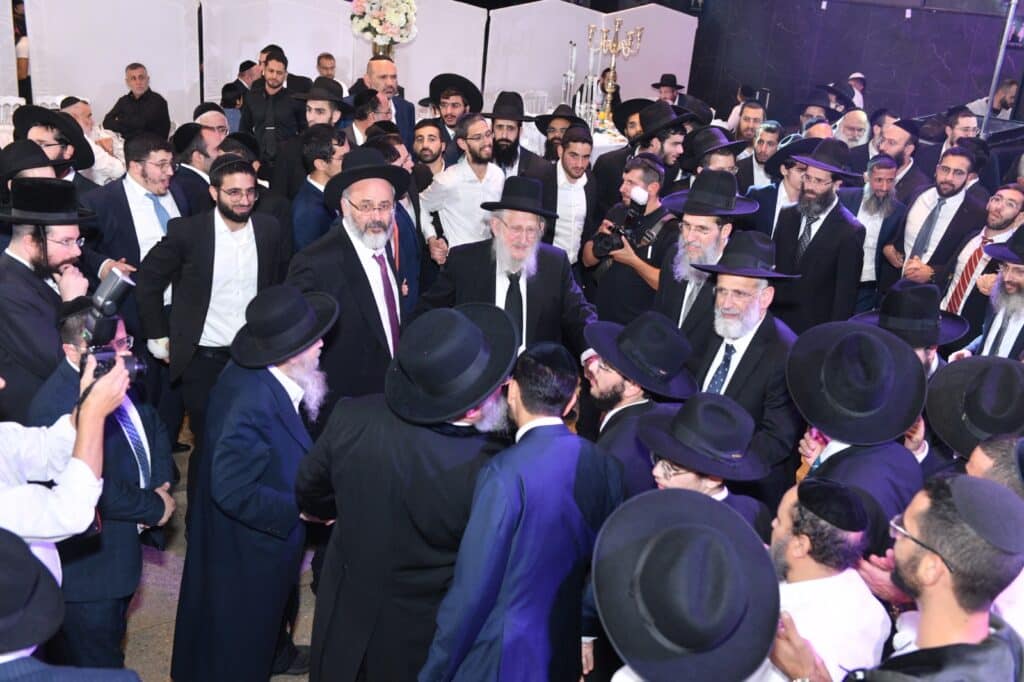 אדמו"רים הראשל"צ וחברי ה'מועצת': המונים בחתונת בתו של הרב ישראל אברג'ל | גלריה מרהיבה
