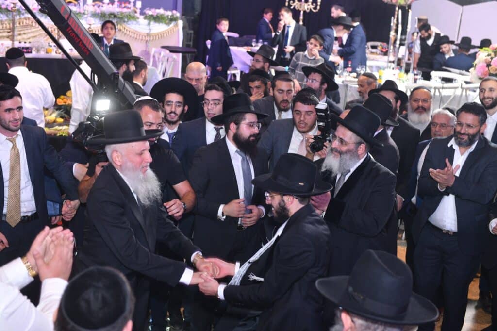 אדמו"רים הראשל"צ וחברי ה'מועצת': המונים בחתונת בתו של הרב ישראל אברג'ל | גלריה מרהיבה