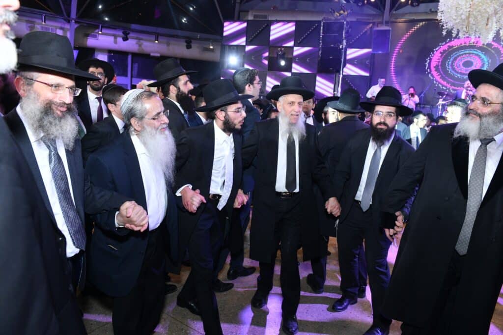 אדמו"רים הראשל"צ וחברי ה'מועצת': המונים בחתונת בתו של הרב ישראל אברג'ל | גלריה מרהיבה