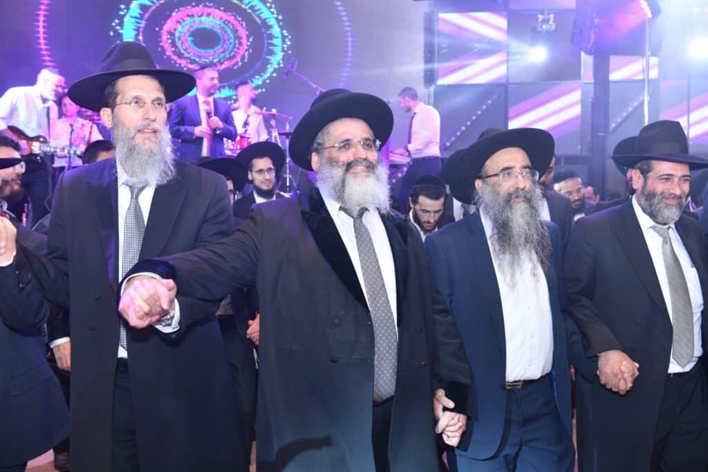אדמו"רים הראשל"צ וחברי ה'מועצת': המונים בחתונת בתו של הרב ישראל אברג'ל | גלריה מרהיבה