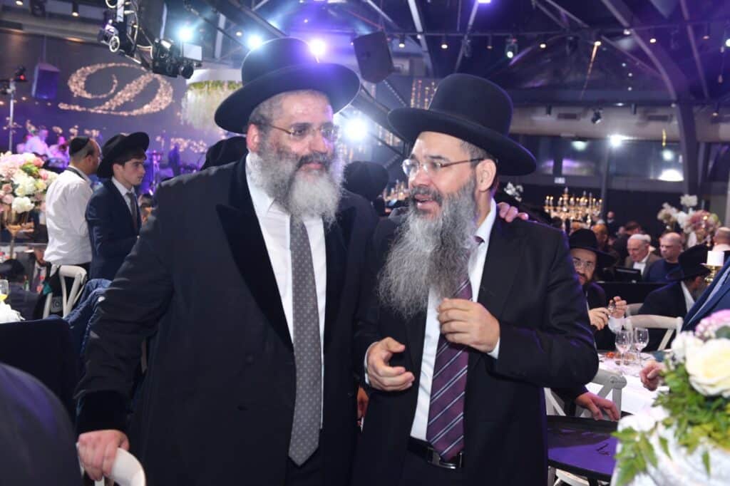 אדמו"רים הראשל"צ וחברי ה'מועצת': המונים בחתונת בתו של הרב ישראל אברג'ל | גלריה מרהיבה