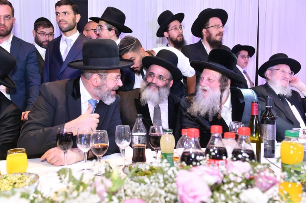 אדמו"רים הראשל"צ וחברי ה'מועצת': המונים בחתונת בתו של הרב ישראל אברג'ל | גלריה מרהיבה