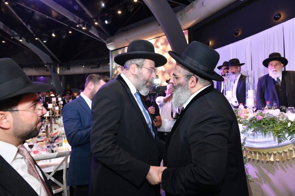 אדמו"רים הראשל"צ וחברי ה'מועצת': המונים בחתונת בתו של הרב ישראל אברג'ל | גלריה מרהיבה