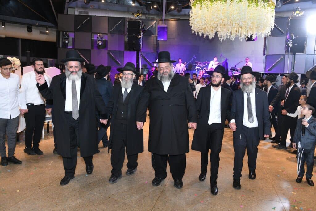 אדמו"רים הראשל"צ וחברי ה'מועצת': המונים בחתונת בתו של הרב ישראל אברג'ל | גלריה מרהיבה