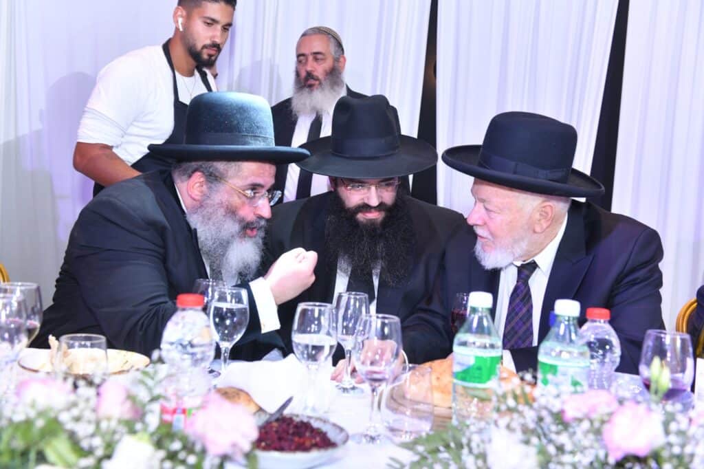 אדמו"רים הראשל"צ וחברי ה'מועצת': המונים בחתונת בתו של הרב ישראל אברג'ל | גלריה מרהיבה
