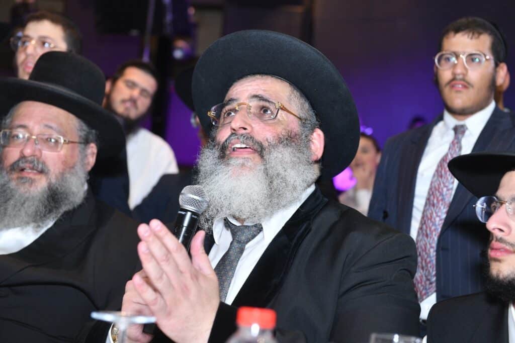 אדמו"רים הראשל"צ וחברי ה'מועצת': המונים בחתונת בתו של הרב ישראל אברג'ל | גלריה מרהיבה