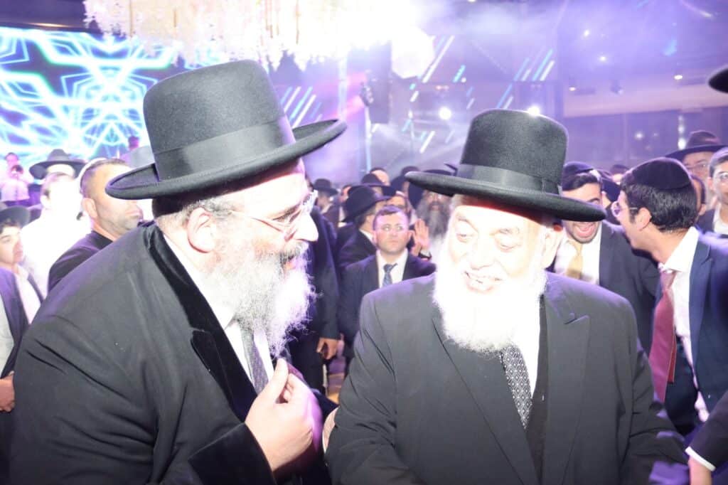 אדמו"רים הראשל"צ וחברי ה'מועצת': המונים בחתונת בתו של הרב ישראל אברג'ל | גלריה מרהיבה