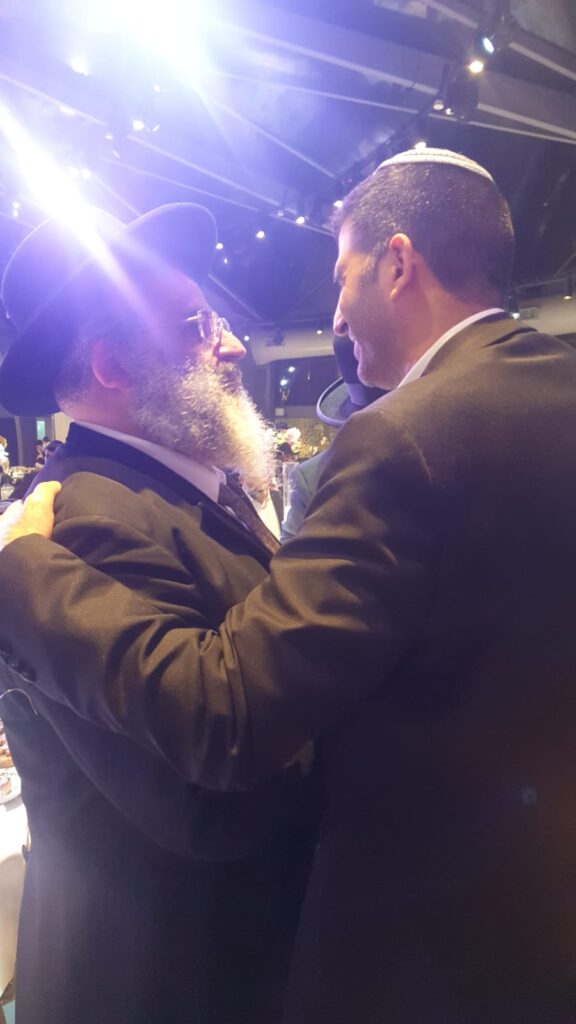 אדמו"רים הראשל"צ וחברי ה'מועצת': המונים בחתונת בתו של הרב ישראל אברג'ל | גלריה מרהיבה