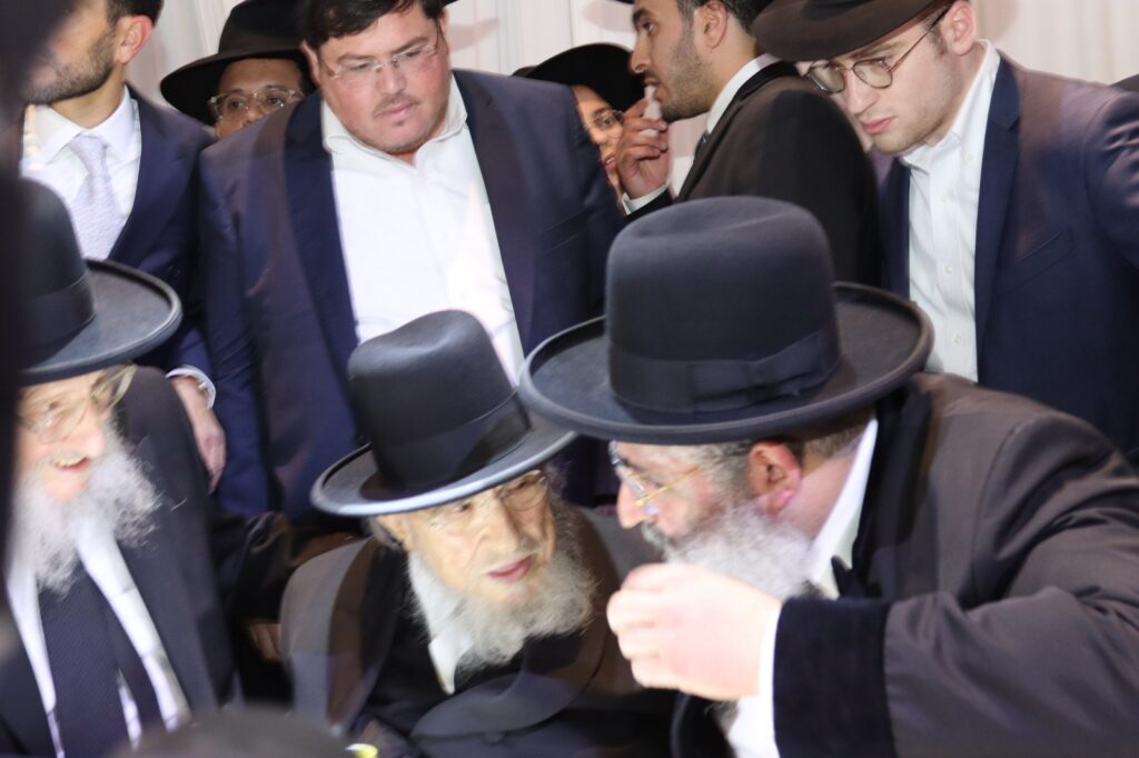 אדמו"רים הראשל"צ וחברי ה'מועצת': המונים בחתונת בתו של הרב ישראל אברג'ל | גלריה מרהיבה