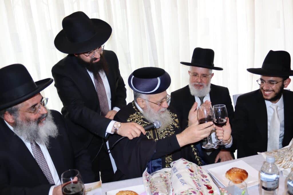 אדמו"רים הראשל"צ וחברי ה'מועצת': המונים בחתונת בתו של הרב ישראל אברג'ל | גלריה מרהיבה