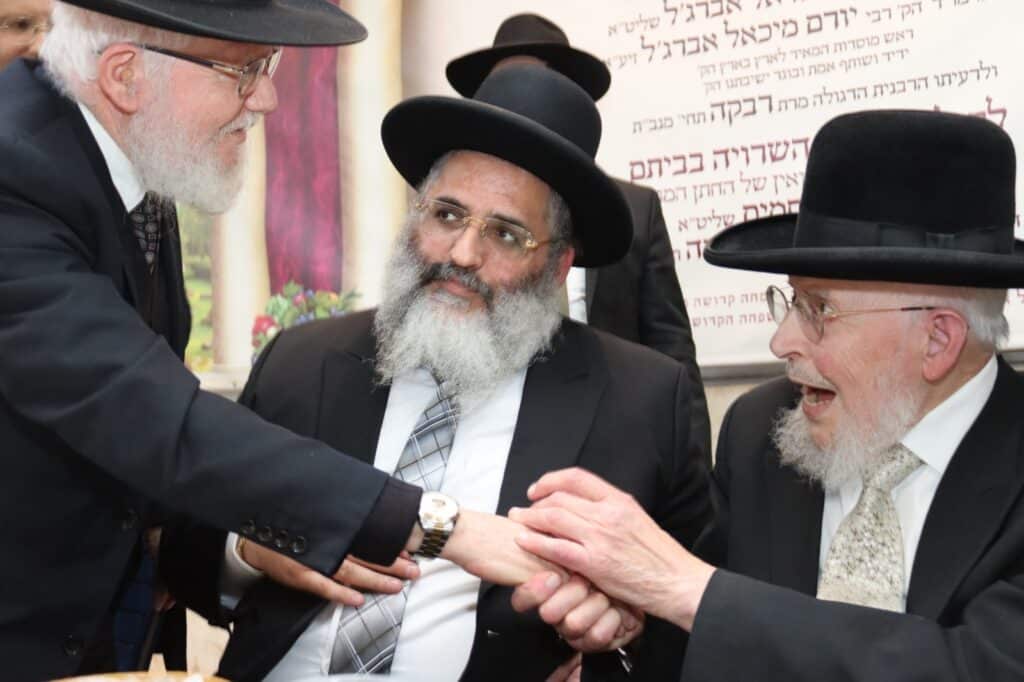 אדמו"רים הראשל"צ וחברי ה'מועצת': המונים בחתונת בתו של הרב ישראל אברג'ל | גלריה מרהיבה