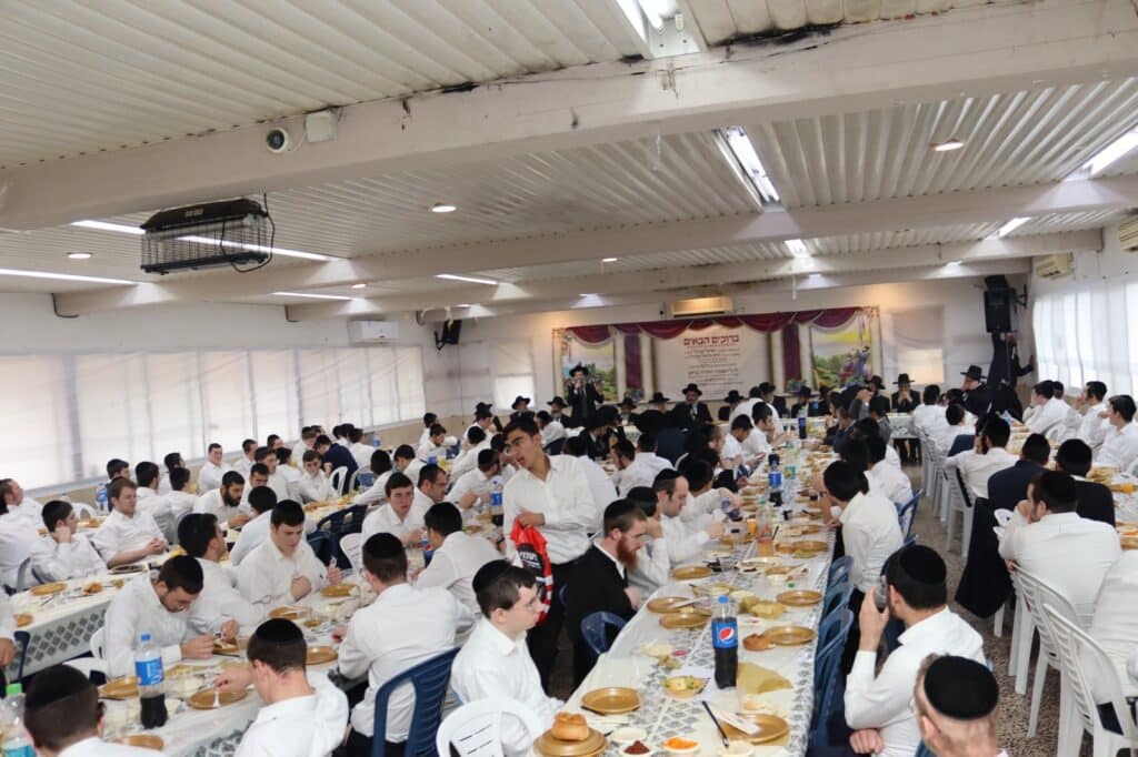 אדמו"רים הראשל"צ וחברי ה'מועצת': המונים בחתונת בתו של הרב ישראל אברג'ל | גלריה מרהיבה