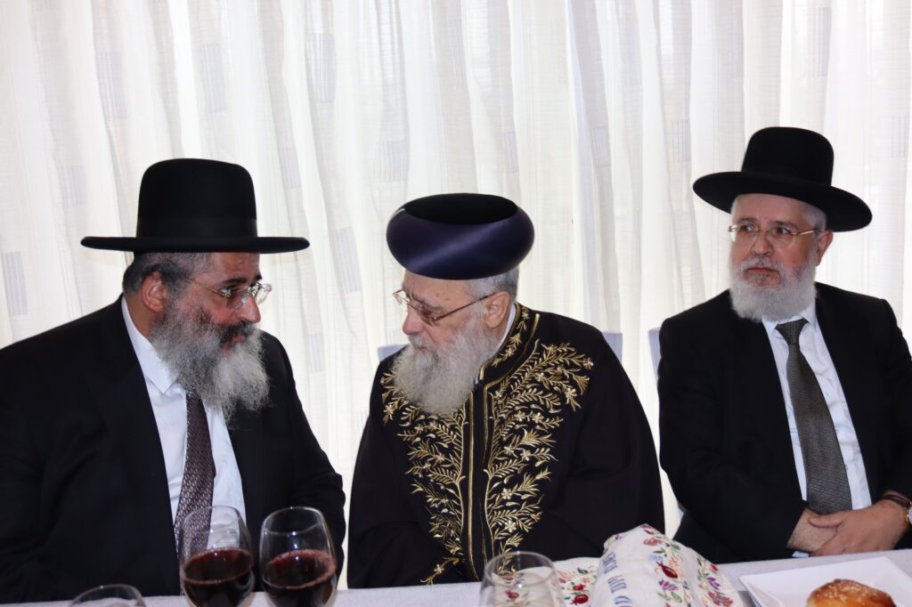 אדמו"רים הראשל"צ וחברי ה'מועצת': המונים בחתונת בתו של הרב ישראל אברג'ל | גלריה מרהיבה