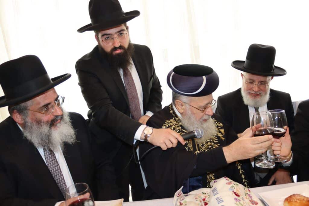 אדמו"רים הראשל"צ וחברי ה'מועצת': המונים בחתונת בתו של הרב ישראל אברג'ל | גלריה מרהיבה