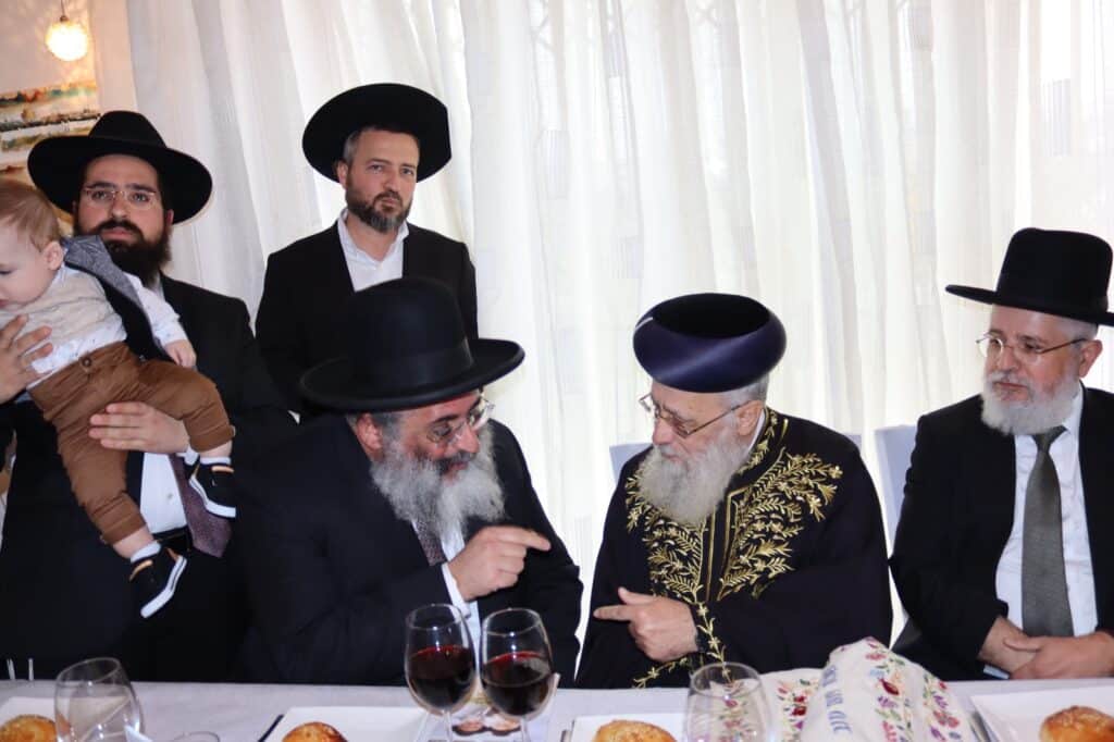 אדמו"רים הראשל"צ וחברי ה'מועצת': המונים בחתונת בתו של הרב ישראל אברג'ל | גלריה מרהיבה