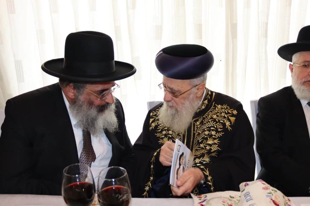 אדמו"רים הראשל"צ וחברי ה'מועצת': המונים בחתונת בתו של הרב ישראל אברג'ל | גלריה מרהיבה