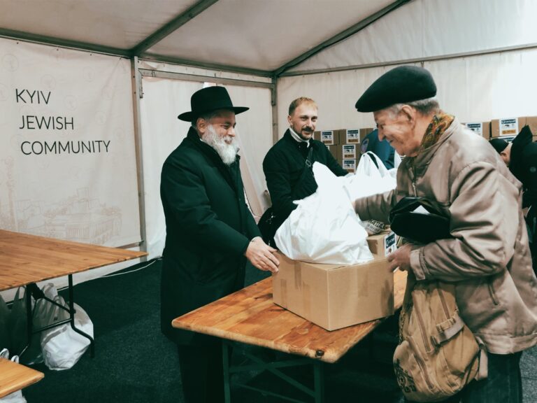 בין ההפגזות והפסקות החשמל: אלפים בקייב עומדים בתור לחלוקת אוכל