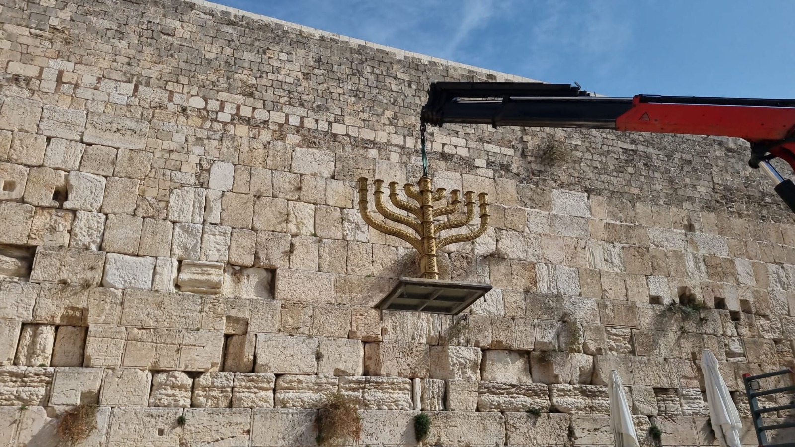 הבוקר הוצבה החנוכייה המסורתית ברחבת הכותל הבוקר הוצבה החנוכייה המסורתית ברחבת הכותל