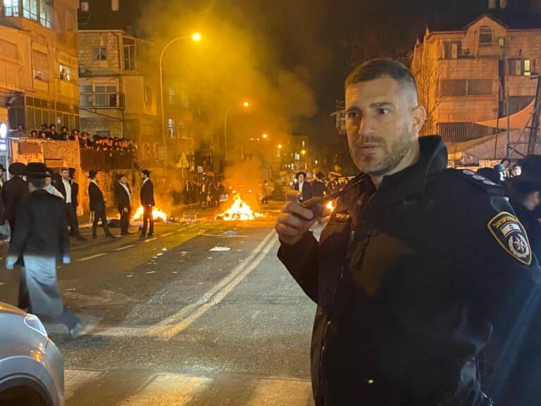 לילה סוער בבר אילן: מאות קנאים התפרעו