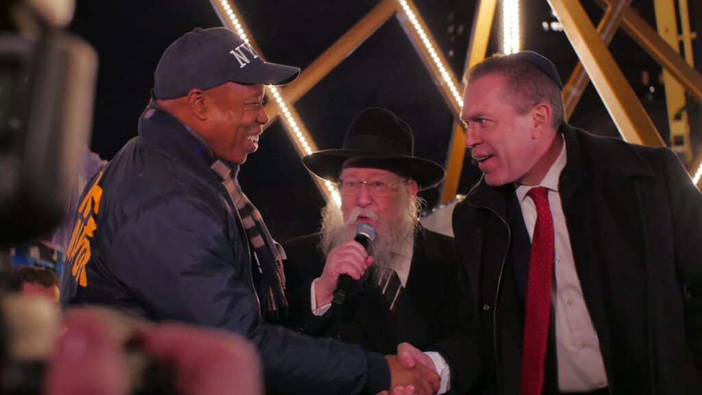 ראש העיר ניו יורק השתתף בהדלקת המנורה הגדולה בעולם