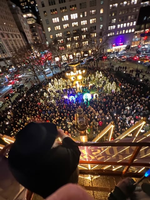 ראש העיר ניו יורק השתתף בהדלקת המנורה הגדולה בעולם