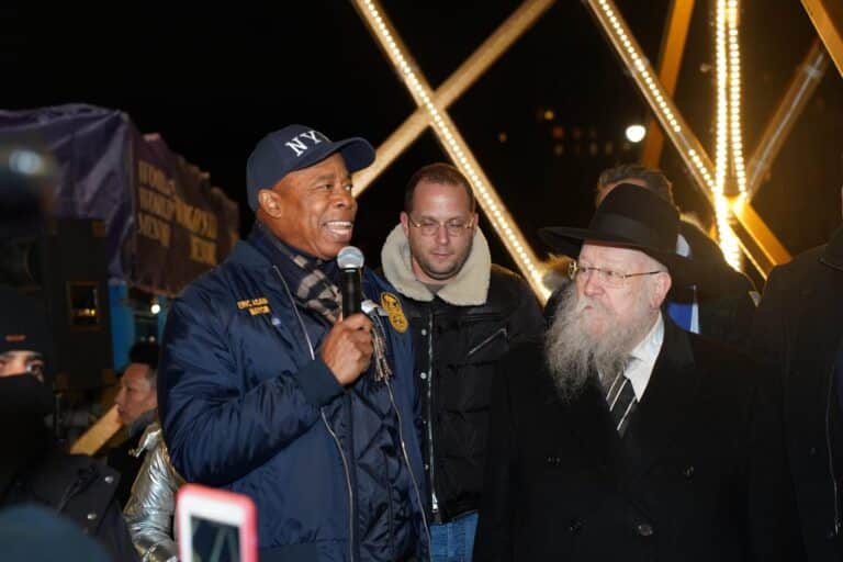 ראש העיר ניו יורק השתתף בהדלקת המנורה הגדולה בעולם