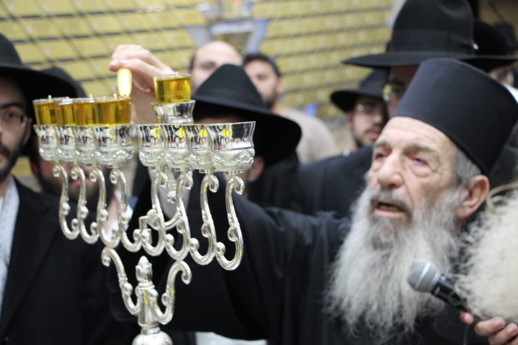 בחורי הישיבה חגגו חנוכה עם חכם בן שמעון