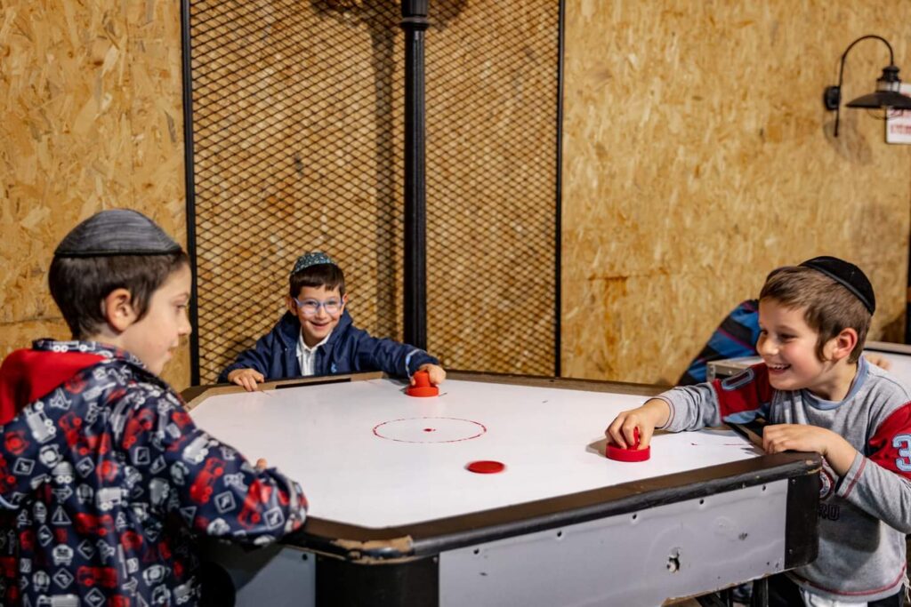 'מגה חנוכה' לפליטי המלחמה שהתקיים בישראל