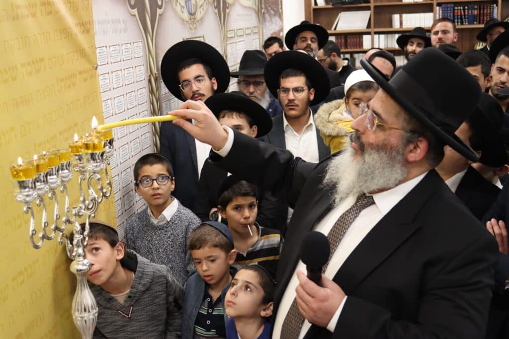 גלריה: מסיבת חנוכה אצל הגר"י אברג'ל