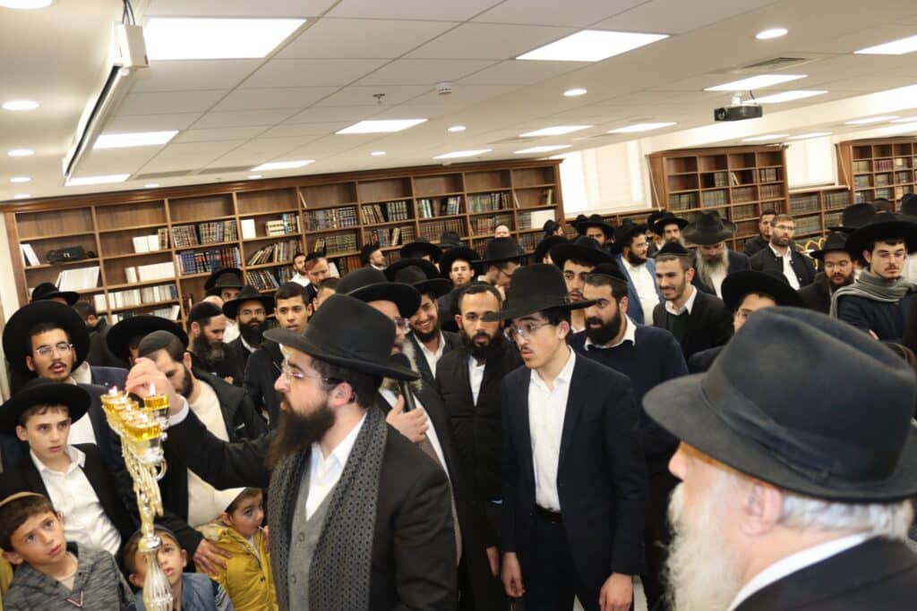 גלריה: מסיבת חנוכה אצל הגר"י אברג'ל