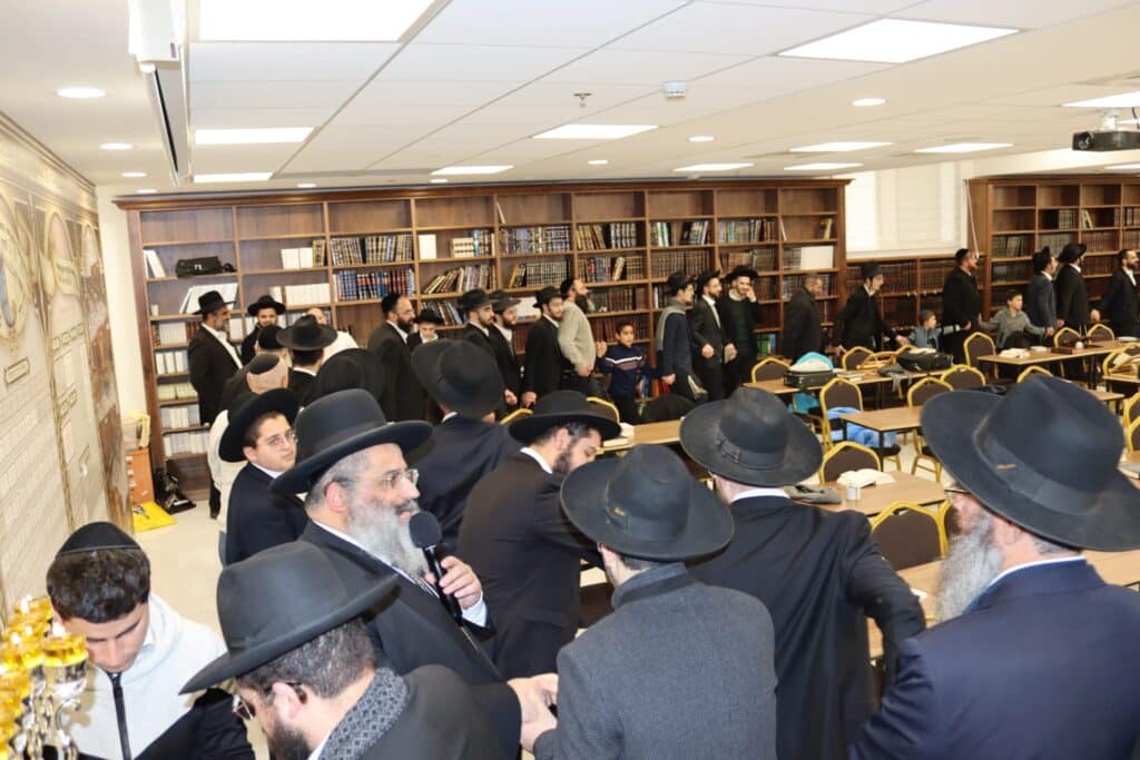 גלריה: מסיבת חנוכה אצל הגר"י אברג'ל