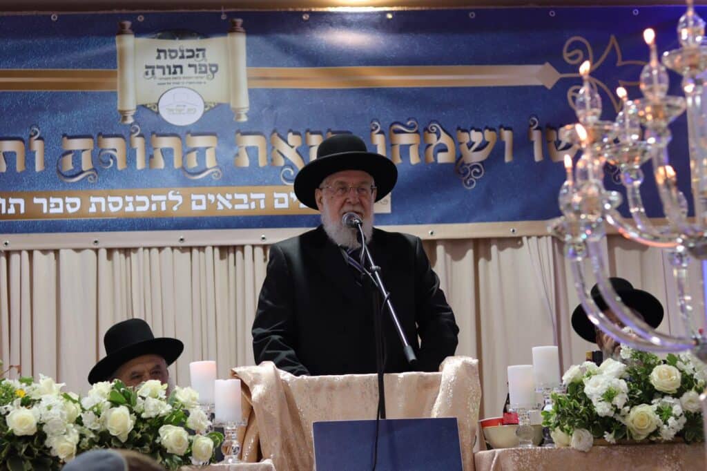 בשכונת גני איילון הכניסו ספר תורה • גלריה