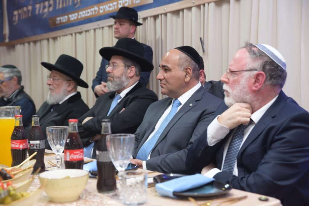 בשכונת גני איילון הכניסו ספר תורה • גלריה