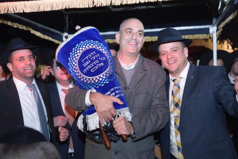 בשכונת גני איילון הכניסו ספר תורה • גלריה