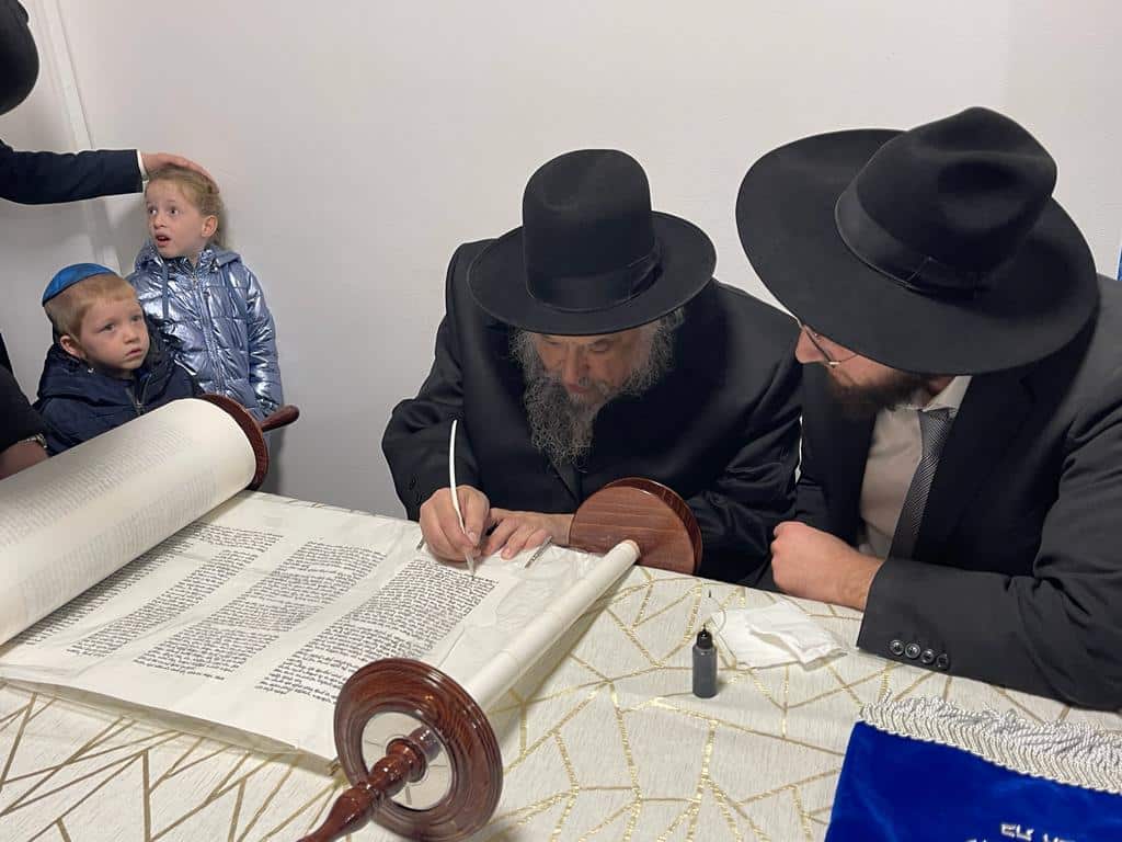 בשכונת גני איילון הכניסו ספר תורה • גלריה