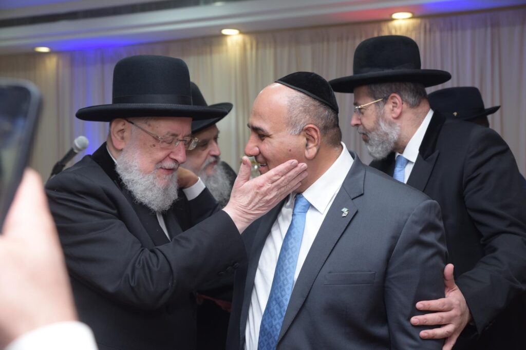 בשכונת גני איילון הכניסו ספר תורה • גלריה