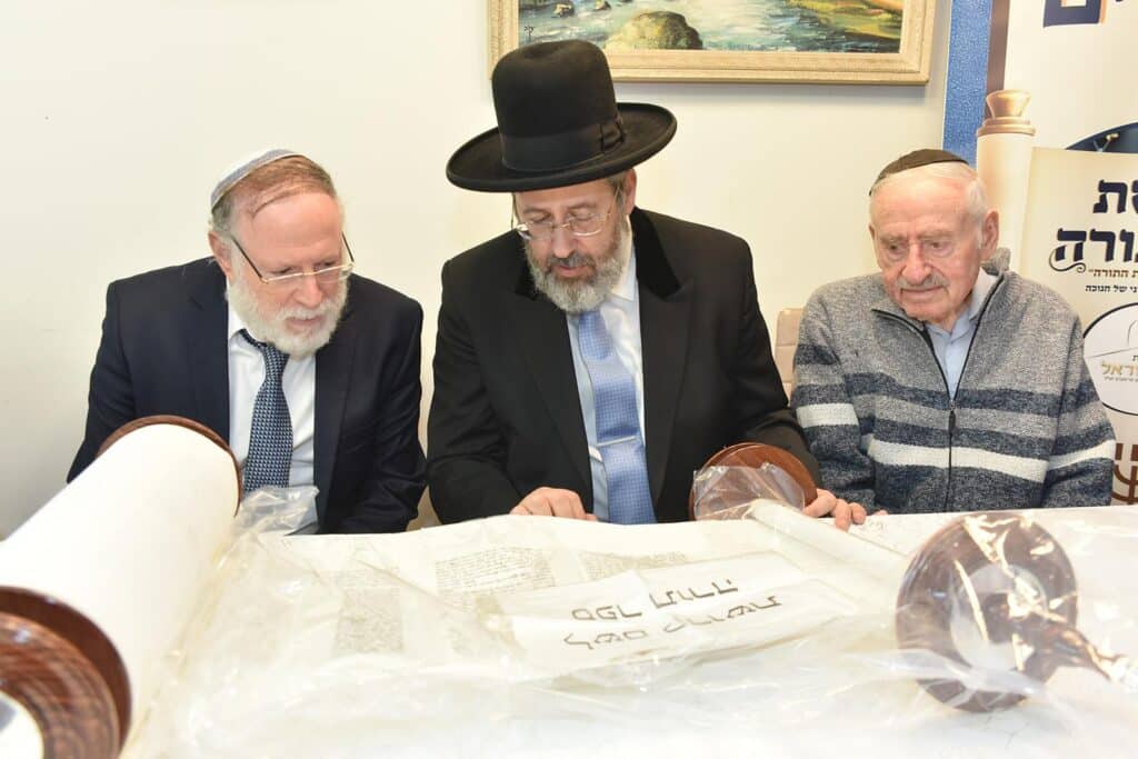 בשכונת גני איילון הכניסו ספר תורה • גלריה