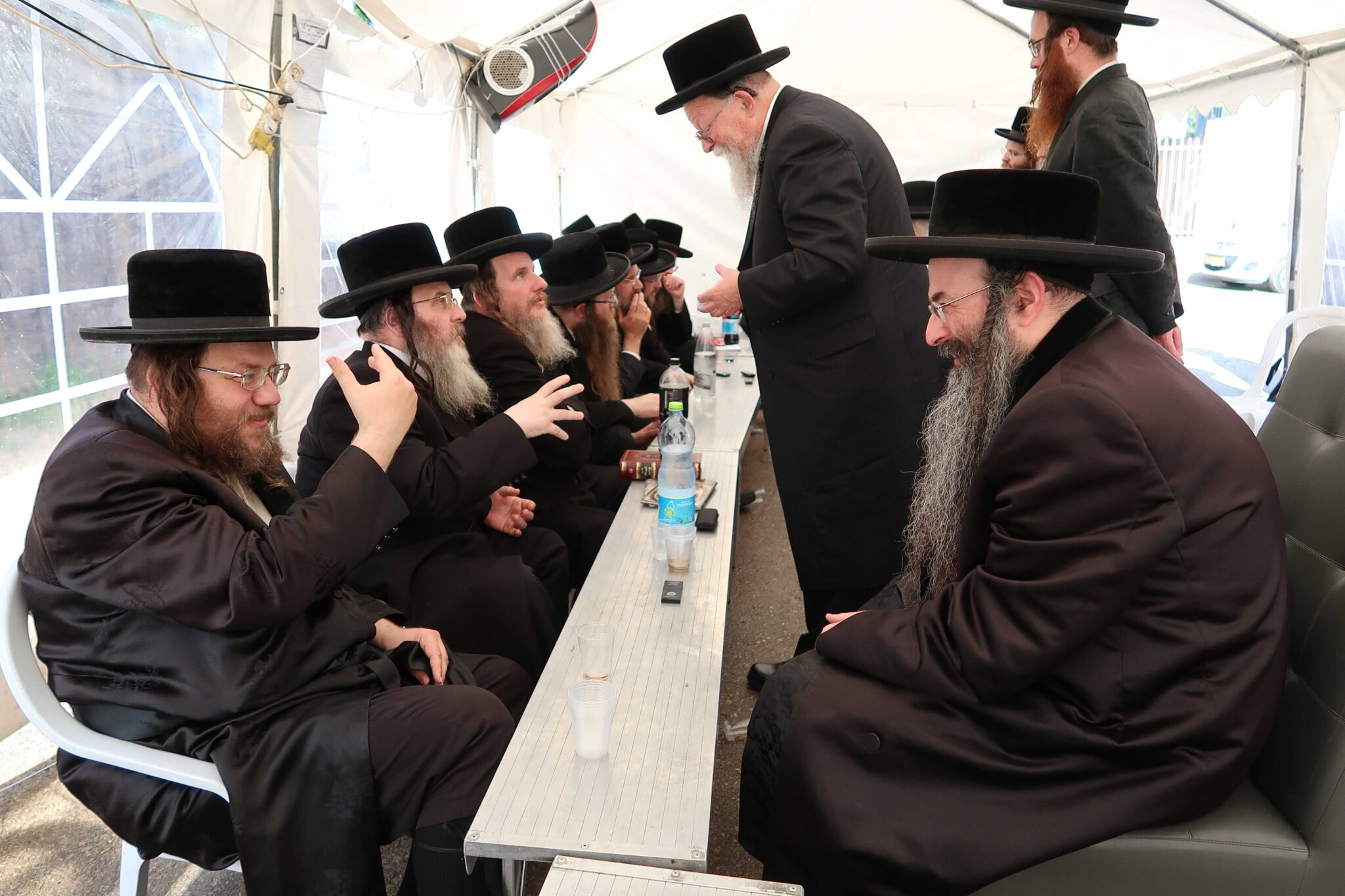 אדמו"רים בניחום אבלים אצל רבא דקרית צאנז רבי חיים יעקב מנחם שווארץ זצוק"ל