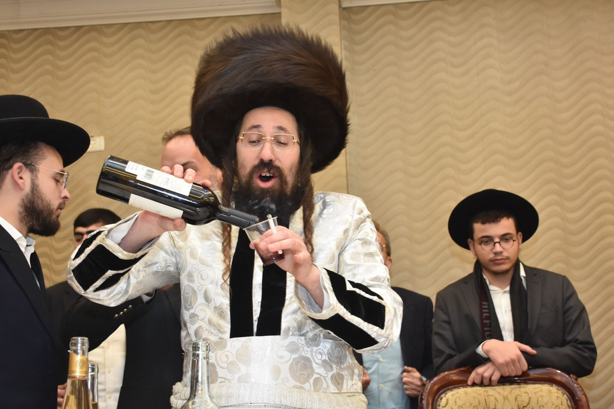 מעות חנוכה וסיגריות: הטיש אצל האדמו"ר ממעזבוז'