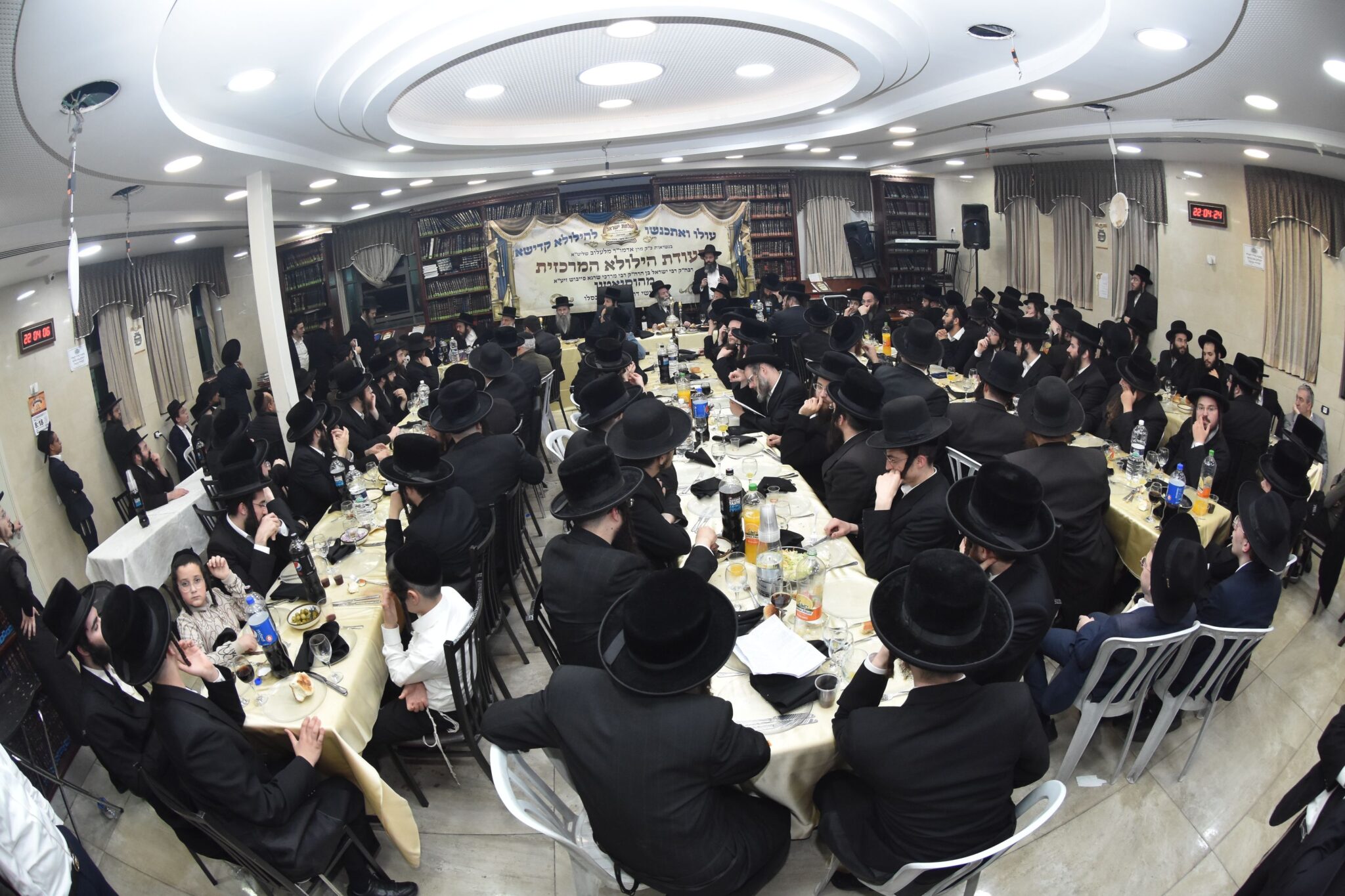 האדמו"ר מלעלוב ערך טיש בבית מדרשו