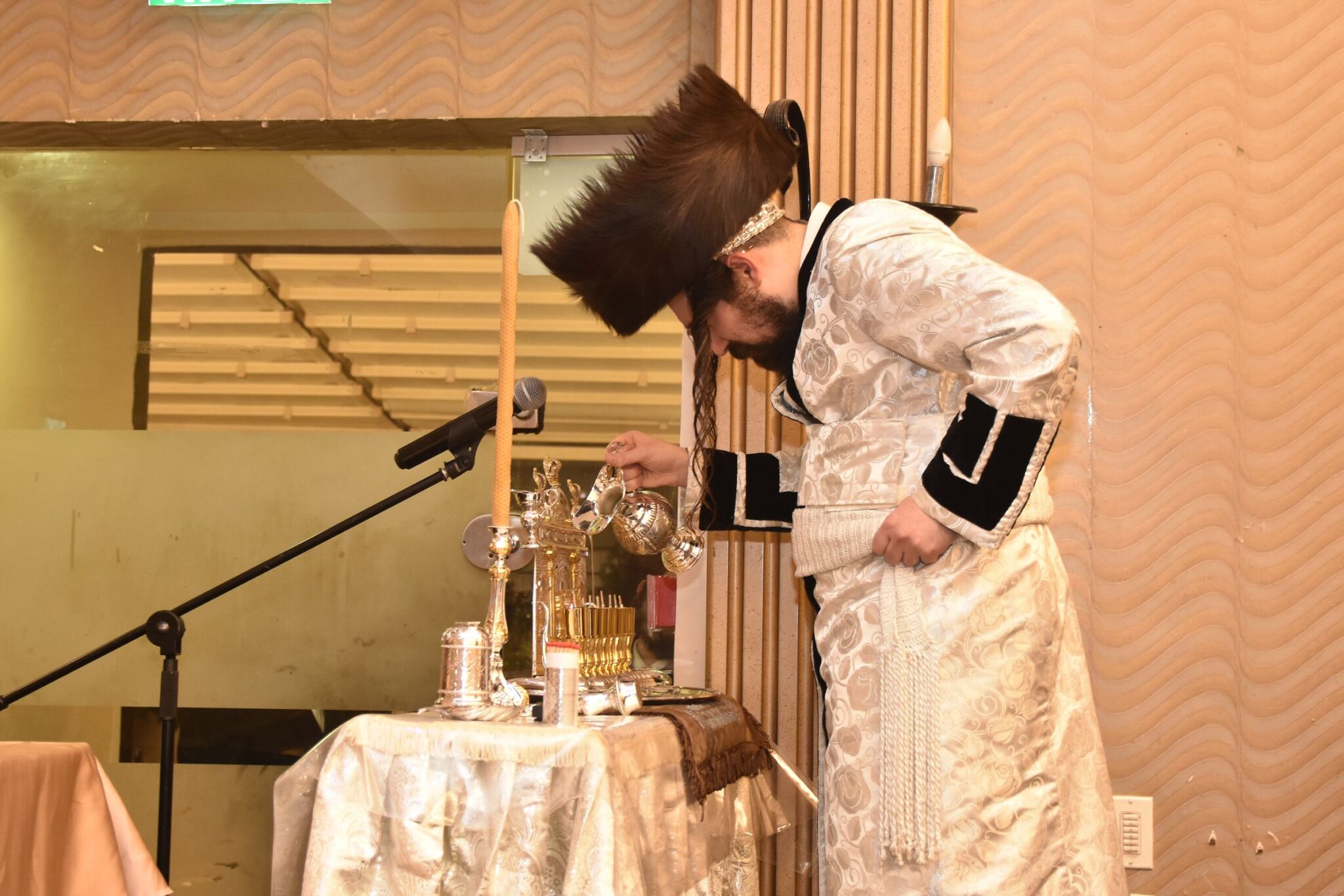 מעות חנוכה וסיגריות: הטיש אצל האדמו"ר ממעזבוז'