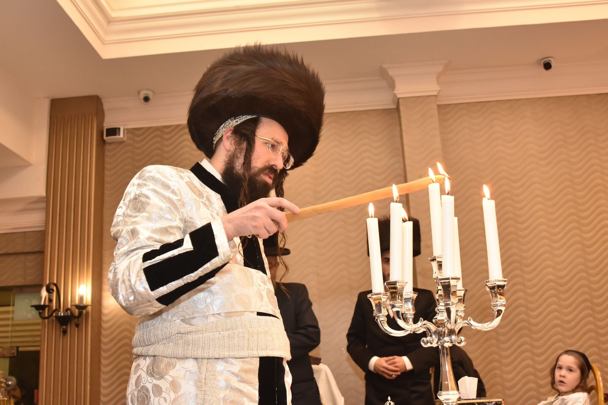 מעות חנוכה וסיגריות: הטיש אצל האדמו"ר ממעזבוז'