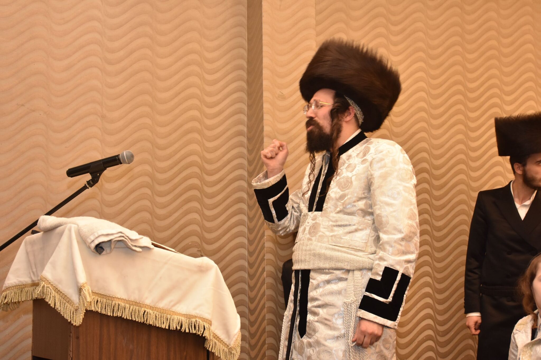 מעות חנוכה וסיגריות: הטיש אצל האדמו"ר ממעזבוז'